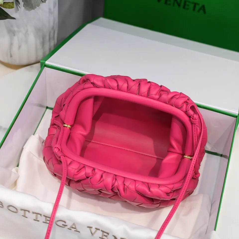 Batch 1260 large grid weaving The pouch cloud bag is the first series designed by former Celine designer Daniel Lee after joining BV. The upper body is extremely ecstatic ~ fashionable and classy ~ elegant and concise, lazy and intellectual size: 23*13*8 [Little Cloud Rough Weave#]